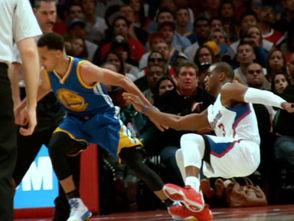 库里晃倒保罗视频,精彩瞬间回顾